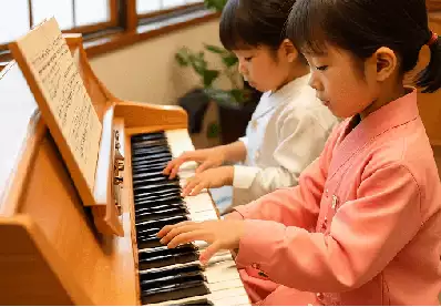 子供達がピアノを楽しく弾くレッスン
