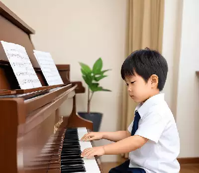 ピアノを弾く男の子